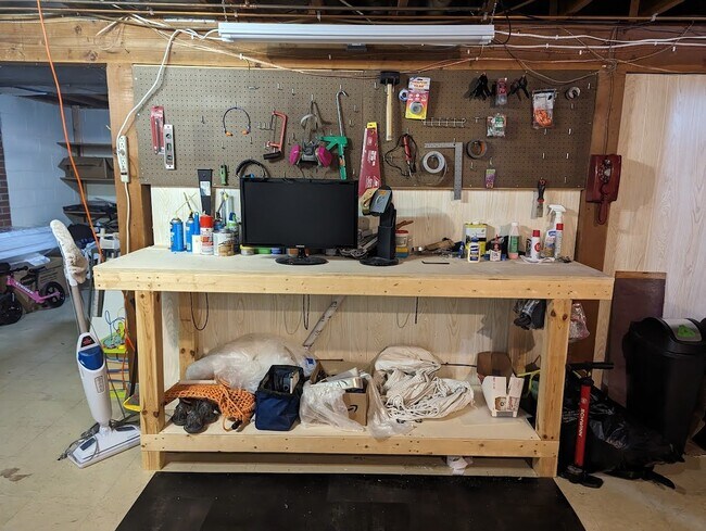 Building Photo - 4 Bedroom, 1.5 Bathroom Beautiful Home - You do not want to miss this one!