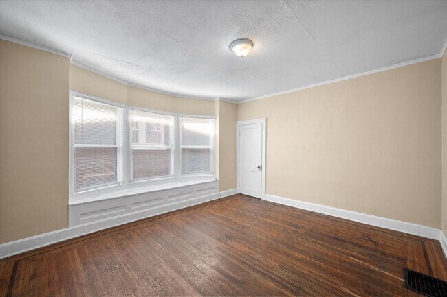 Building Photo - Spacious 4BR/2BA Home with Hardwood Floors Throughout!