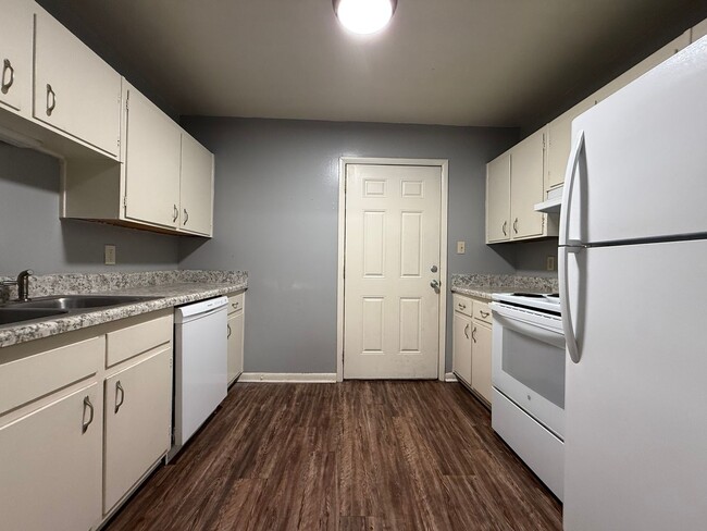 Building Photo - 1231 Buckingham Dr