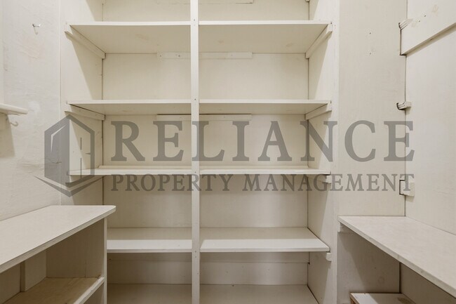 Building Photo - 833 S Elizabeth St