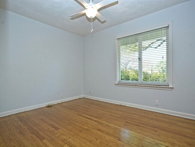 Building Photo - 2600 Twin Oaks Dr