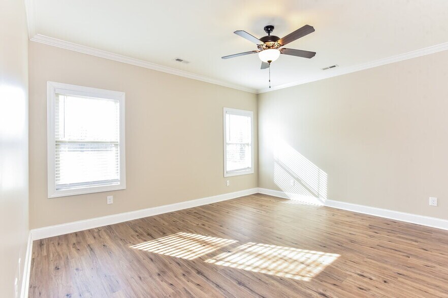 Building Photo - 575 Hollandale Rd