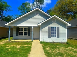 Building Photo - 1632 Lexington Cir