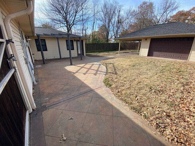 Building Photo - 1403 Doris Dr