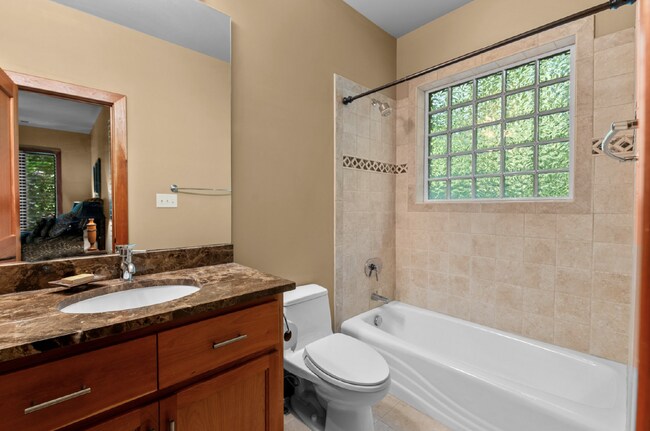 Building Photo - Luxurious 5-Bed Sanctuary with Scenic View...