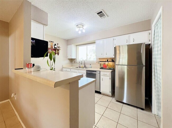 Building Photo - 9731 Anderson Village Dr