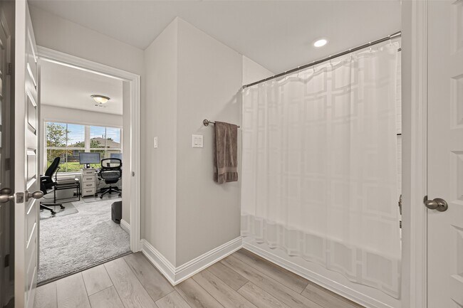 Building Photo - 2605 Golden Palms Ln