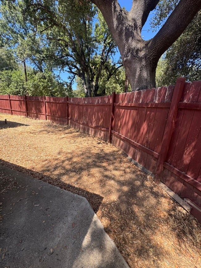 Building Photo - 3 BED 2 BATH IN REDDING