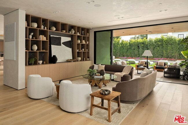 Building Photo - 10386 Strathmore Dr