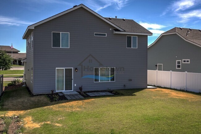 Building Photo - Beautiful 3 bed 2.5 bath Home in Post Falls