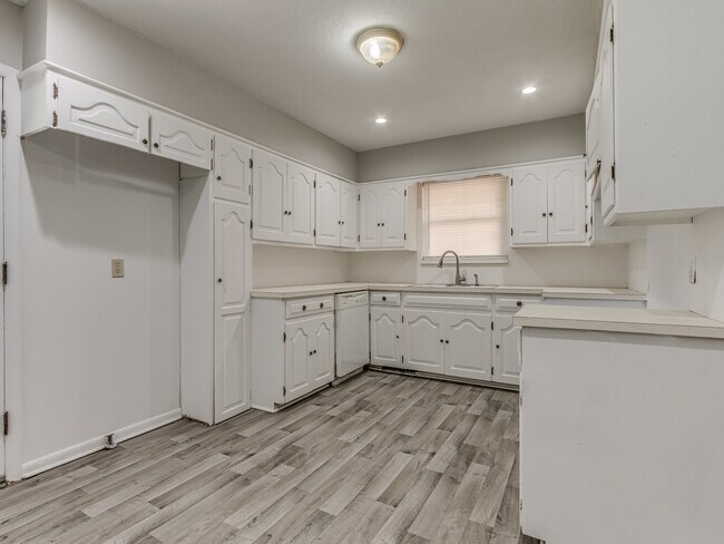 Building Photo - 2104 SW 68th St