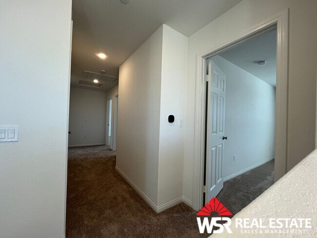 Building Photo - Stunning 6-Bedroom, 3-Bathroom Home for rent in a newer neighborhood