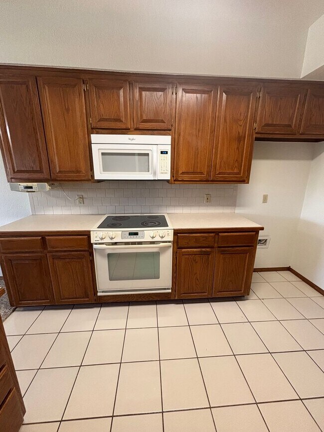 Building Photo - 3br 2.5ba on Surrey Hills Golf Course!!