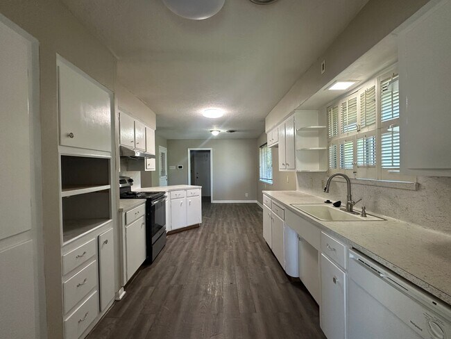 Building Photo - THREE BEDROOM TWO BATH HOUSE ON A CORNER LOT