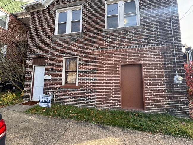 Primary Photo - Beautifully Updated 2 Bedroom in Penn-Traf...