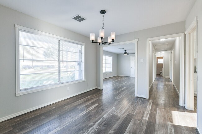 Building Photo - 1206 Houston Ave