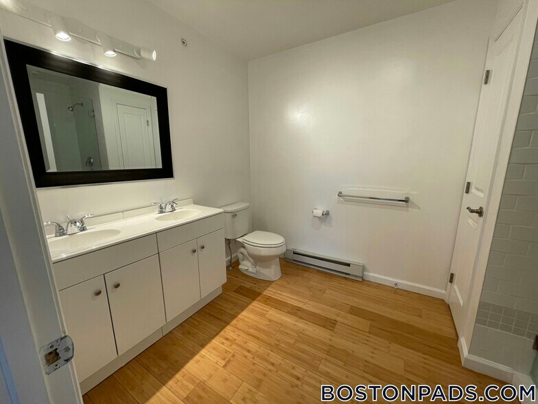 Building Photo - 152 Thornton St