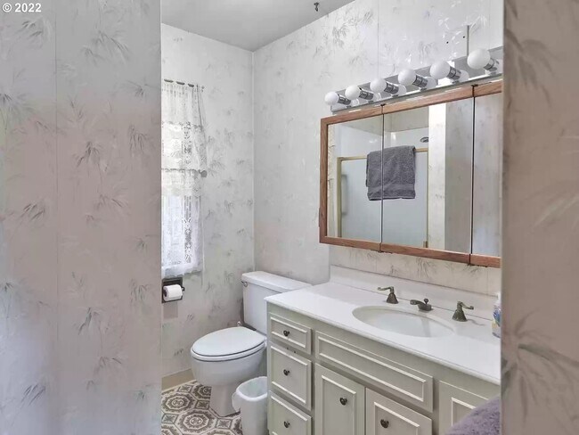 Building Photo - 6900 SE Riverside Dr