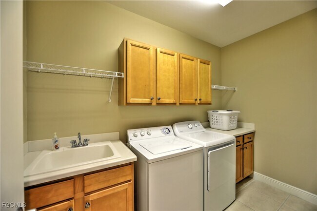 Building Photo - 2104 W First St