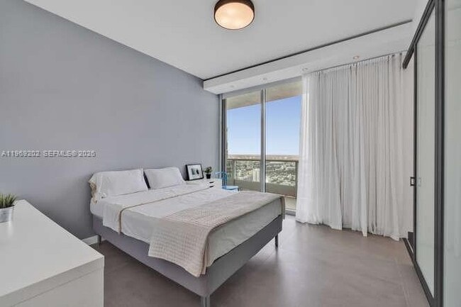 Building Photo - 900 Biscayne Blvd