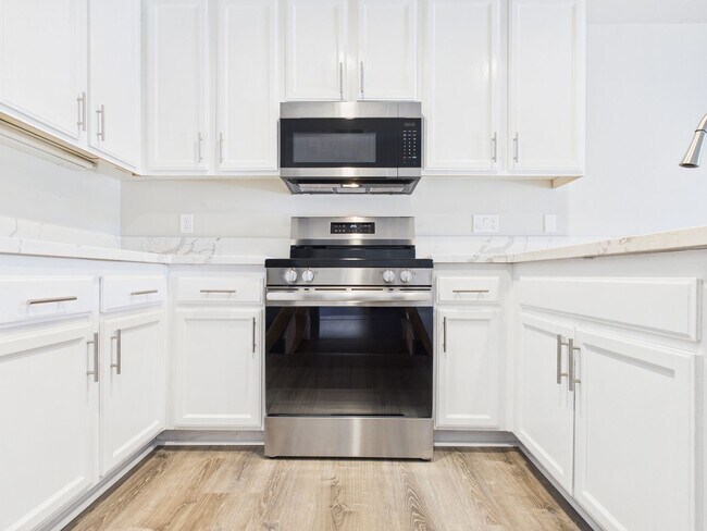 Building Photo - NEW NEW NEW remodeled -3bedroom/3bath Town...