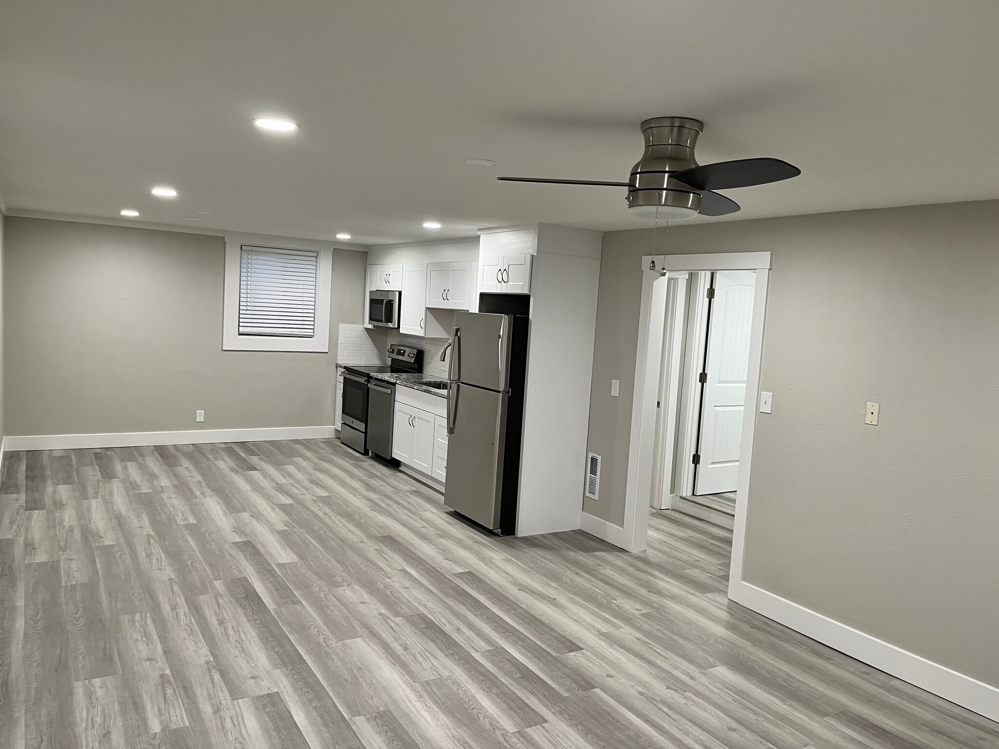 Building Photo - 1402 S Broadway Ave