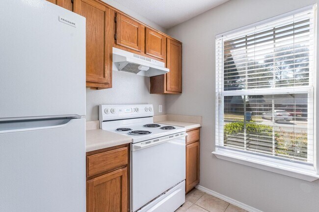 Building Photo - 3300 SW Landau Ct