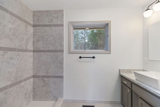 Building Photo - 39 Salen Ln