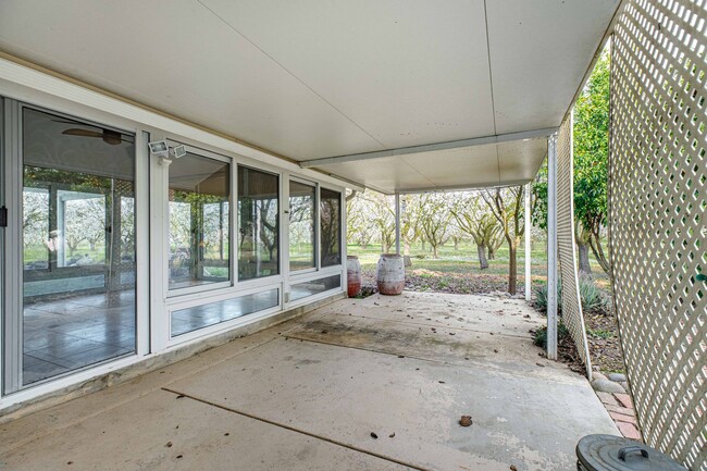 Building Photo - 3 bed, 3 full bath ranchette available for...