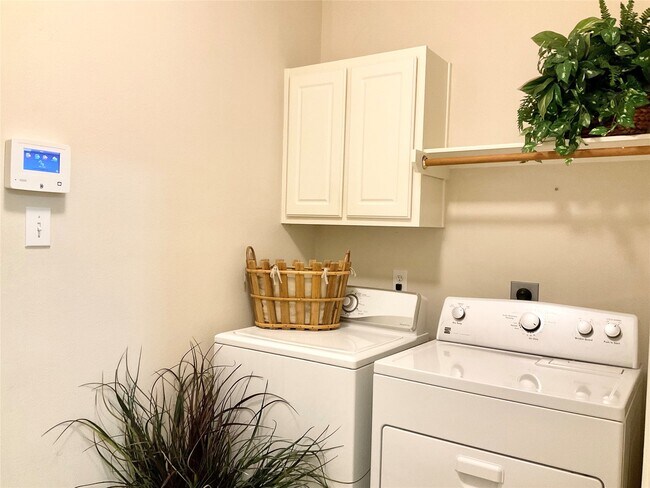 Building Photo - 186 N Valley Oaks Cir