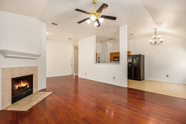 Building Photo - Welcome to this charming 4-bedroom, 2-bath...
