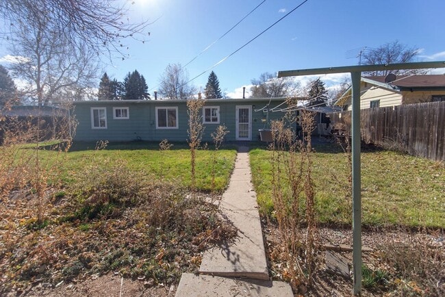 Building Photo - Students Welcome! 3 Bedroom Great Location!