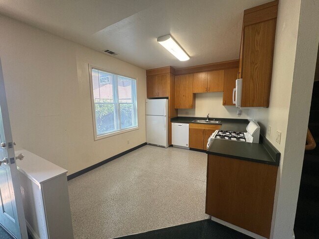 Building Photo - ***REDUCED SECURITY DEPOSIT*** Cottage style  5 bedroom apartment 3 1/2 blocks from campus