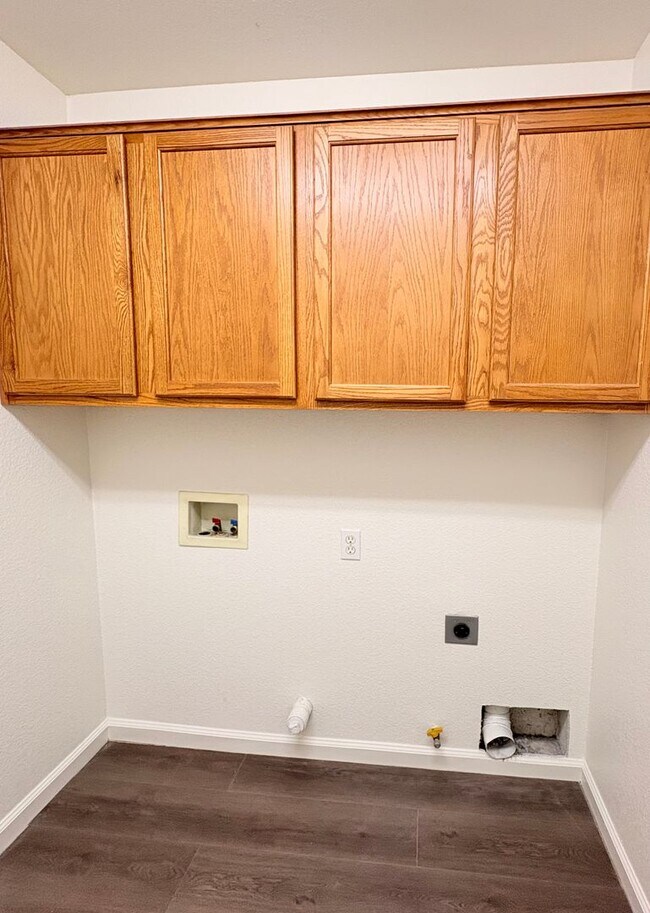 Building Photo - Single-Story 3-Bed Home with Private Beautiful Yard in Quiet Neighborhood