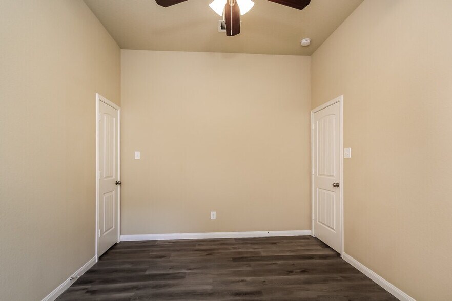 Building Photo - 988 Arbor Glen