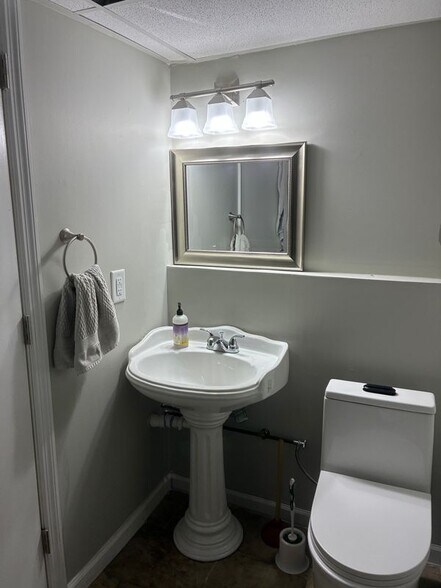 Building Photo - 744 Maplewood Ln