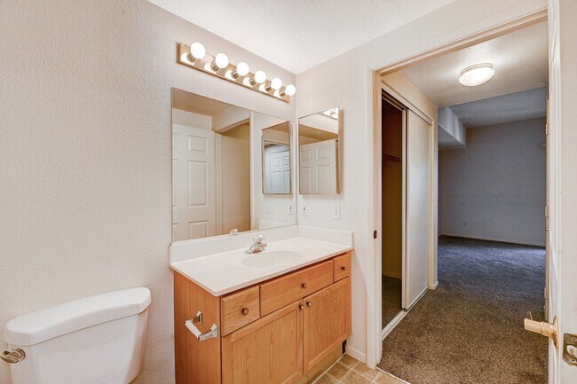 Building Photo - Beautifully Designed 2 Bedroom Condo in North Summerlin!