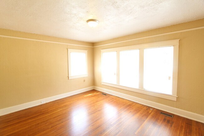 Building Photo - Cute! Cute! Cute! That's the best way to describe this 3 Bedroom 1 Bath charmer.