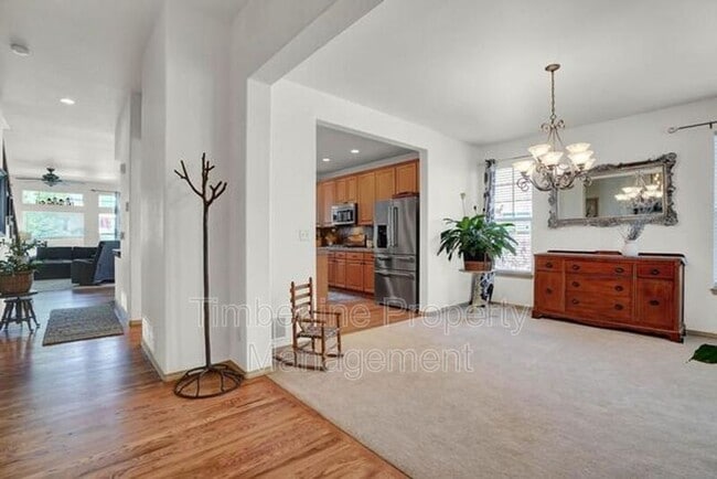 Building Photo - 2030 Silver Creek Dr