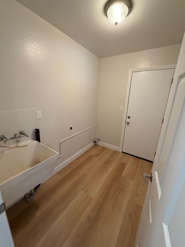 Building Photo - 3 Bed 1 Bath Single Family Home In Pittsburg (Newly Remodeled)