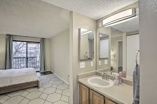 Building Photo - 611 SW 5th Ct