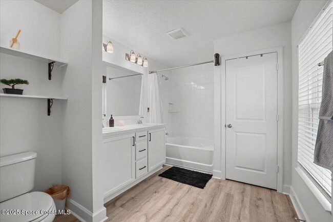 Building Photo - 527 Glaspell Cir SE