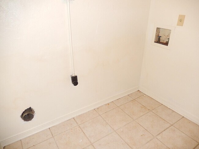 Building Photo - 1802 Salmon Dr