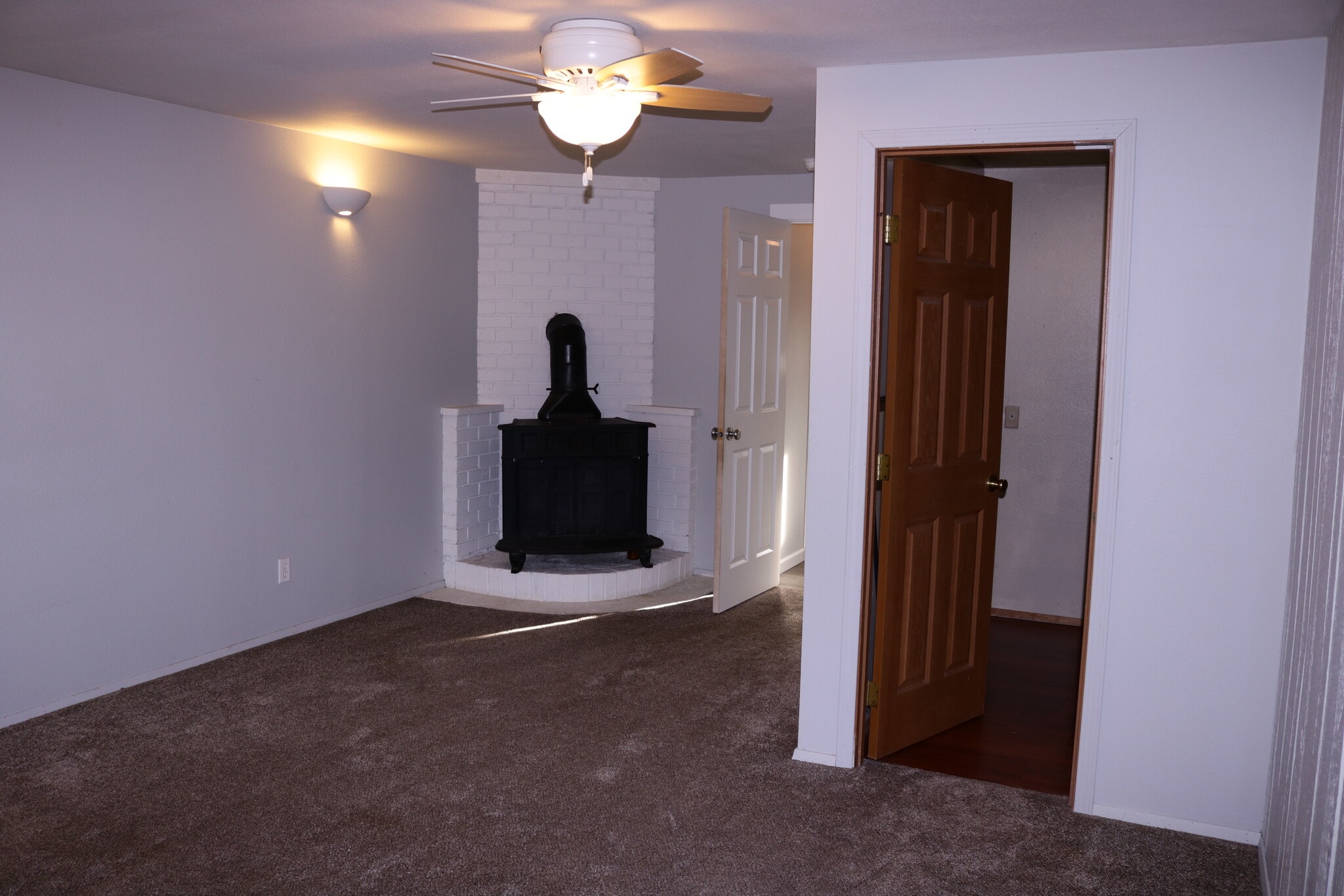 Building Photo - 15906 Elm St E