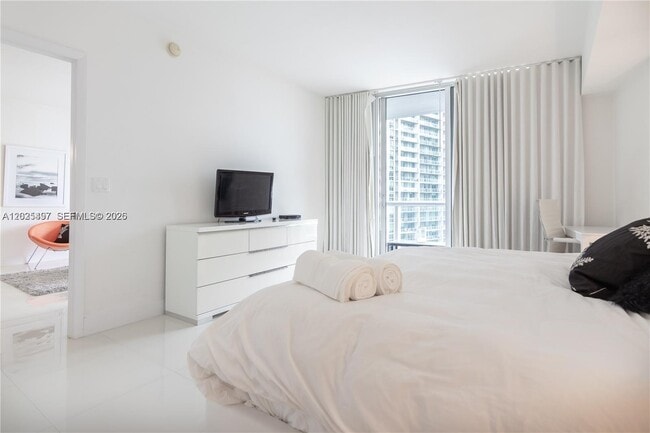 Building Photo - 485 Brickell Ave