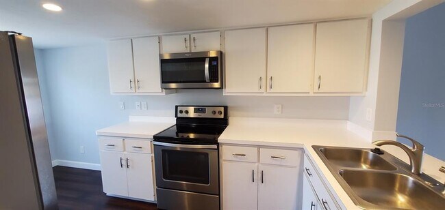 Building Photo - 5210 Wedgewood Ln