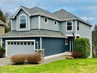 Building Photo - In town Poulsbo...close to everything! Bri...