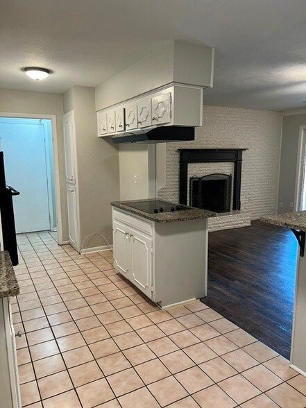Building Photo - 2501 White Oak Ln
