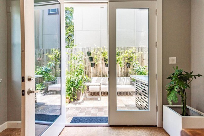 Building Photo - 2510 Chenevert St