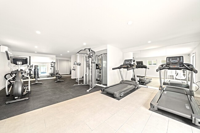 Gym/fitness room - 9005 Cynthia St